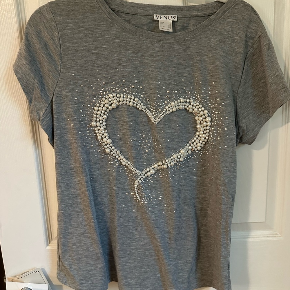 VENUS Gray Short Sleeve Tee with Pearl Heart